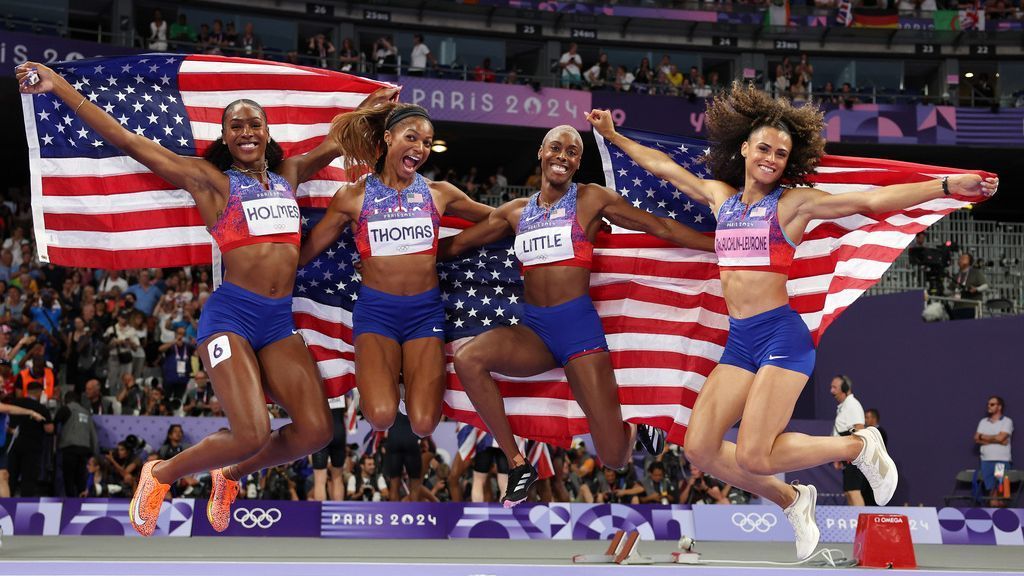 U.S. men, women take gold in record relay wins