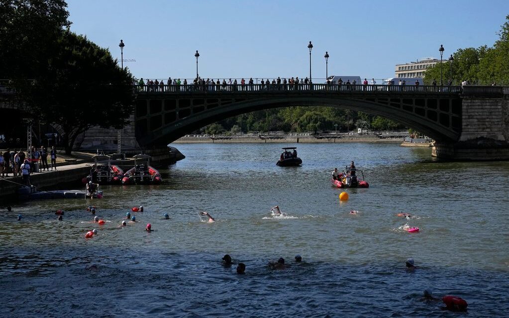 Three German swimmers fall ill after races in Seine