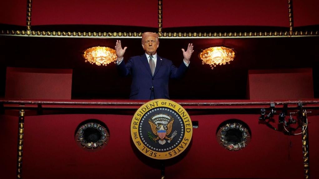 Is The US Headed For a Dictatorship? Trump’s Ex-White House Strategist Explains the Terrifying Reason Why It’s Likely