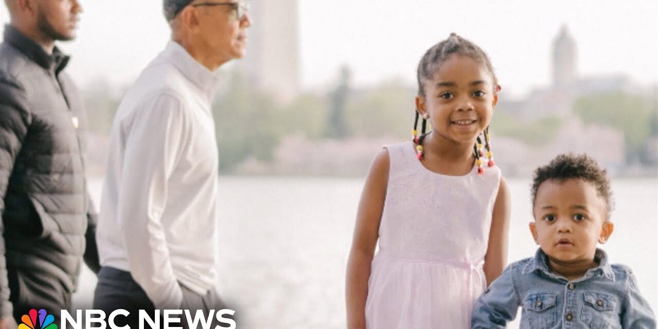 Obama photobombs family taking cherry blossom pictures in D.C.