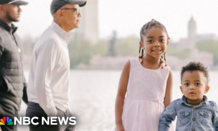 Obama photobombs family taking cherry blossom pictures in D.C.